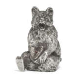 A GEM-SET SILVER BELL-PUSH IN THE FORM OF A BEAR - Foto 2