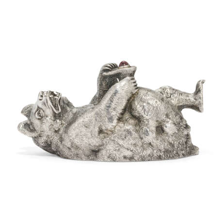 A GEM-SET SILVER BELL-PUSH IN THE FORM OF A BEAR - Foto 1