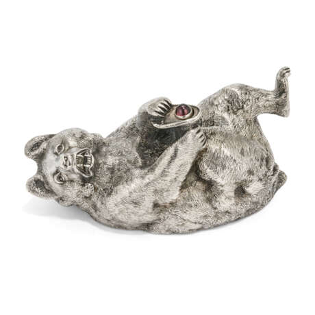 A GEM-SET SILVER BELL-PUSH IN THE FORM OF A BEAR - Foto 4