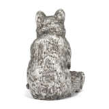 A GEM-SET SILVER BELL-PUSH IN THE FORM OF A BEAR - Foto 5