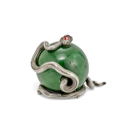 A GEM-SET SILVER AND NEPHRITE BELL-PUSH - фото 2