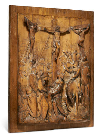 A GILT-FRUITWOOD, PROBABLY PEAR, RELIEF OF THE CRUCIFIXION - photo 2