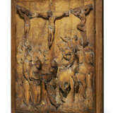 A GILT-FRUITWOOD, PROBABLY PEAR, RELIEF OF THE CRUCIFIXION - Foto 4