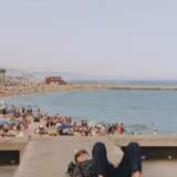 Дедушка отдыхает рядом с пляжом цифровое фото Film photo Photographie de rue Barcelone 2022 - photo 1