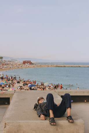 Дедушка отдыхает рядом с пляжом цифровое фото Пленочная фотография Стрит Барселона 2022 г. - фото 1