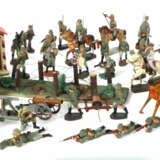 Konvolut Militärspielzeug Elastolin u.a., 42 Soldaten,… - Foto 1