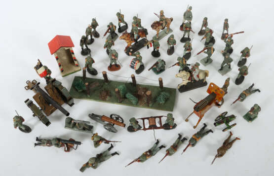 Konvolut Militärspielzeug Elastolin u.a., 42 Soldaten,… - Foto 2