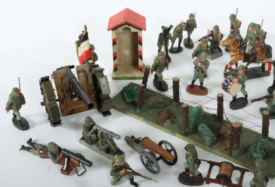 Konvolut Militärspielzeug Elastolin u.a., 42 Soldaten,… - Foto 3