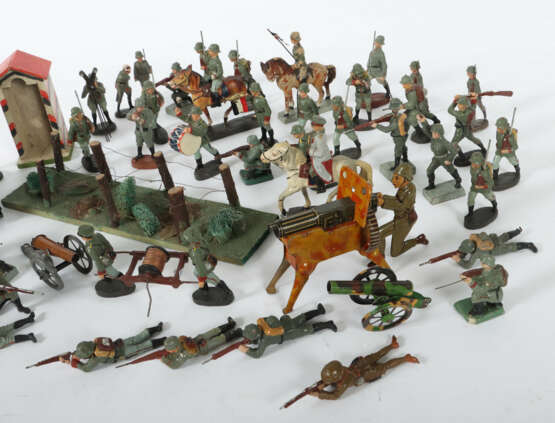 Konvolut Militärspielzeug Elastolin u.a., 42 Soldaten,… - photo 4
