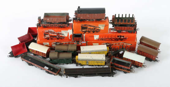 27 Güterwagen Märklin, Spur H0, Blech, 1x Güterzugpackw… - Foto 2