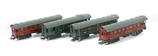 4 Wagen Märklin, Spur H0, 1x Personenwagen 341.8; 1x Sp… - photo 1