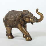 Indischer Elefant Nztl., Metallguss/goldfarbene Patina,… - фото 2