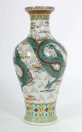 Vase im Kangxi-Stil 20. Jh., China, naturfarbener Scher… - Foto 2