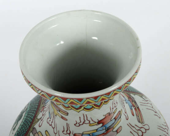 Vase im Kangxi-Stil 20. Jh., China, naturfarbener Scher… - Foto 4
