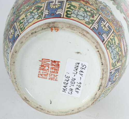 Liuyeping Vase China, Mitte 20. Jh., Porzellan/farbig g… - фото 4