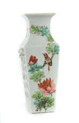 Kleine Vase China, wohl Guangxu-Periode 1875-1908, Porz…
