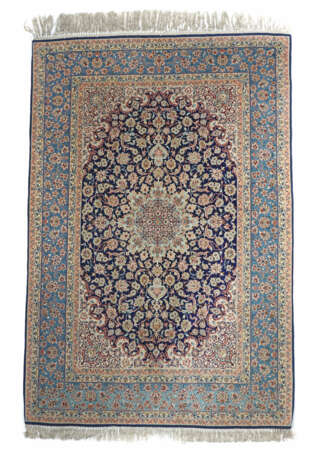Isfahan Medaillonteppich Korkwolle auf Seide um 1970, P… - фото 1