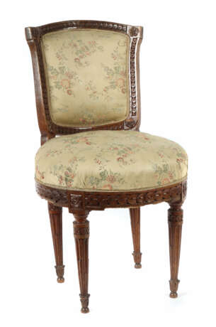 Louis XVI-Stuhl um 1800, Buche, spitz zulaufende Beine… - Foto 1