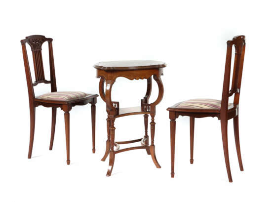 Beistelltisch und 2 Stühle England, um 1900, Mahagoni,… - Foto 1