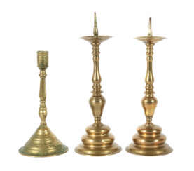 Drei Kerzenleuchter 18./19. Jh., Bronze- oder Messinggu…