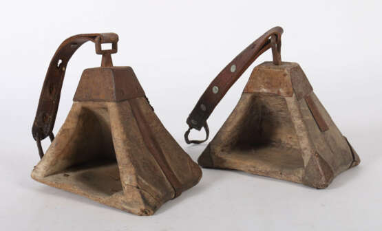 Paar Steigbügel wohl 19. Jh., Holz mit Eisenbändern und… - Foto 2