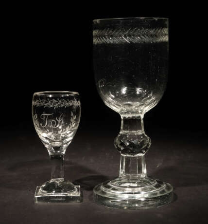 2 Fußgläser 19. Jh., farbloses Kristallglas, mit winzig… - фото 1