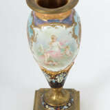 Vase Frankreich, um 1900, Glaskörper mit Emaille und Br… - photo 2