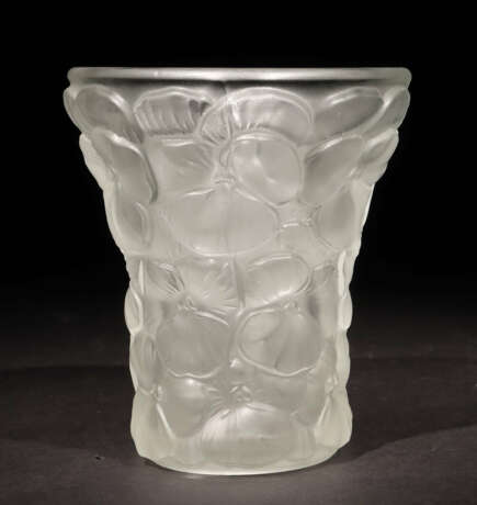 Vase mit Veilchen-Reliefdekor Vermutlich Frankreich, 2.… - фото 1