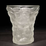 Vase mit Veilchen-Reliefdekor Vermutlich Frankreich, 2.… - photo 1