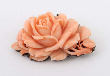 Rosenbrosche fein geschnittene Rose aus Engelshautkoral…