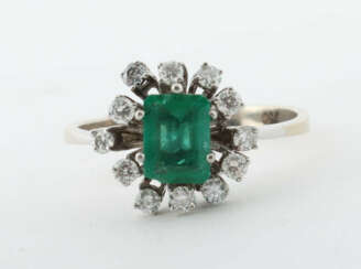 Smaragdring mit Diamanten um 1950, Weißgold 750, schmal…