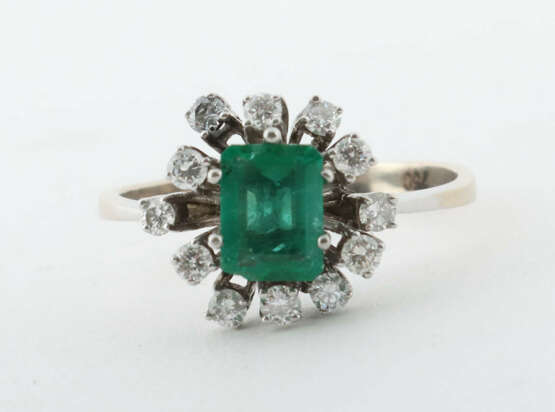 Smaragdring mit Diamanten um 1950, Weißgold 750, schmal… - фото 1