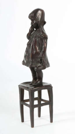 Bildhauer des 20. Jh. ''Kleines Mädchen auf einem Hocke… - Foto 2