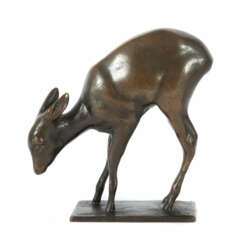 Bildhauer des 20. Jh. ''Äsendes Rehkitz'', Bronze, dunk…