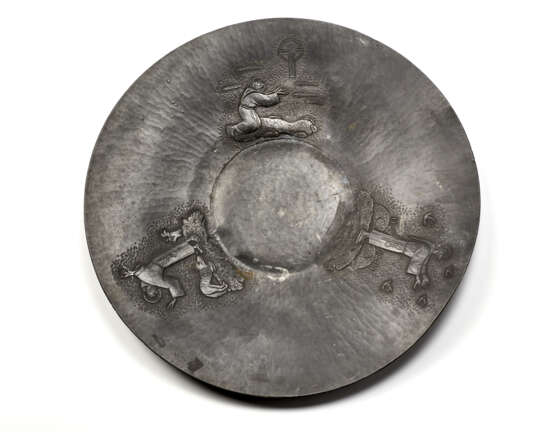 Pewter plate decorated with embossed reliefs depicting scenes from the life of St. Francis. Italy, 1930s/1940s. (d 49 cm.) - photo 1