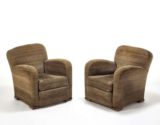 Pair of Novecento armchairs with wooden structure and green velvet upholstery. Italy, 1930s. (75x81x75 cm.) (defects) - Foto 1