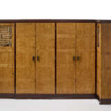 Novecento corner wardrobe in solid wood, edged and briar veneer with metal and wood handles. Metal inserts on two cabinets. Italy, 1930s. (255x170x87 cm.) (defects and minor replacements) - Foto 1
