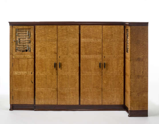 Novecento corner wardrobe in solid wood, edged and briar veneer with metal and wood handles. Metal inserts on two cabinets. Italy, 1930s. (255x170x87 cm.) (defects and minor replacements) - Foto 1