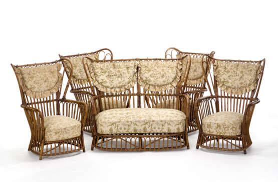 Living room furniture consisting of a sofa and four armchairs in manao, rush, rattan and bark; seat and back with padded cushions covered in flower fabric. Italy, 1950s. (divano cm 145x114x80; poltrone cm 85x114x80) (defects) - фото 1