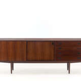 Teak wood sideboard with two sliding doors and four drawers. Italy, 1960s. (209x81x45 cm.) (defects) - Foto 1