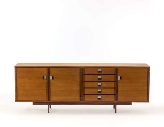 Sideboard with three doors and five drawers in veneered wood with metal handles and elements. Italy, 1960s. (230x80.5x46.5 cm.) (slight defects) - Foto 1