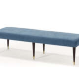 Six-legged bench in turned solid wood with brass tips, padded seat covered in blue fabric. Italy, 1950s. (145x40x45 cm.) (slight defects and restoration) - Foto 1