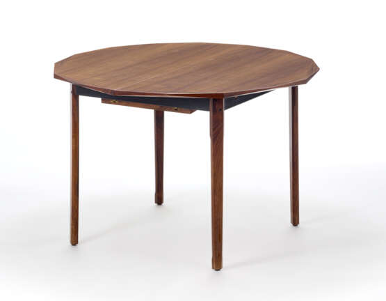 Extendable table in solid wood and teak veneer and black painted metal. Italy, 1970s. (closed: h cm 75; d cm 120) (slight defects) - Foto 1