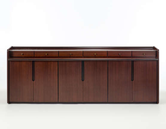 Sideboard with six drawers and six doors in solid wood and veneer with brass handles. Italy, 1970s. (243x89x48 cm.) (slight defects) - Foto 1