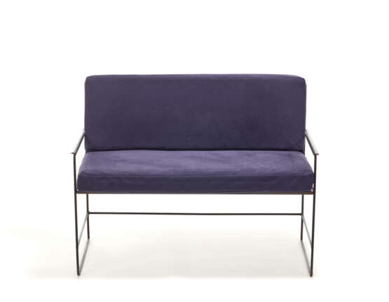 Outdoor sofa with black painted iron structure and removable cushions covered in blue fabric. - фото 1