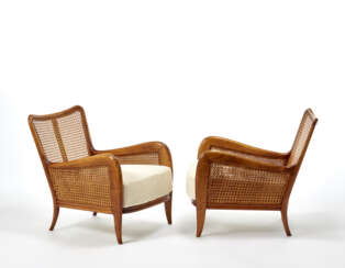 Pair of armchairs with solid wood structure, seat and back in woven Vienna straw, cushion in white fabric. Italy, 1940s/1950s. (62x76x80 cm.) (slight defects and restoration)