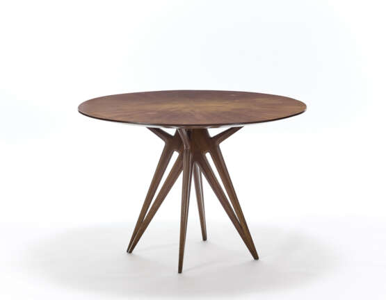 Round table with structure in solid mahogany and veneer, four double fork legs. Italy, 1950s/1960s. (h 81 cm.; d 119 cm.) (slight defects) - фото 1