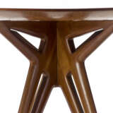 Round table with structure in solid mahogany and veneer, four double fork legs. Italy, 1950s/1960s. (h 81 cm.; d 119 cm.) (slight defects) - Foto 2