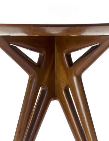 Round table with structure in solid mahogany and veneer, four double fork legs. Italy, 1950s/1960s. (h 81 cm.; d 119 cm.) (slight defects) - фото 2