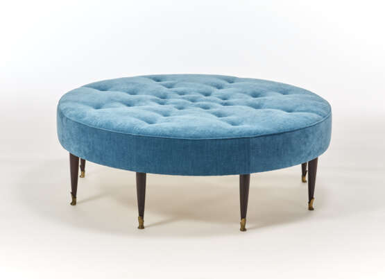 Large eight-legged pouf in turned solid wood with brass tips, padded seat upholstered in turquoise fabric. Italy, 1940s/1950s. (h 43.5 cm.; d 120 cm.) (slight defects and restoration) - Foto 1